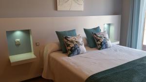 A bed or beds in a room at Villa Brisa Golf Salinas