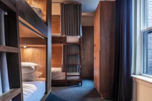 Ένα ή περισσότερα κρεβάτια σε δωμάτιο στο Found Hotel Boston Common +25 φωτογραφίες