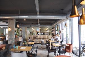 a restaurant with tables and chairs and a bar at Guesthouse Vertoef in Nijmegen