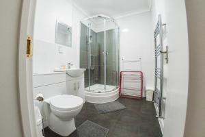 A bathroom at Ilford Central Luxury Apartments 