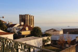 uma vista a partir de uma varanda de uma cidade com uma igreja em Casa Rio da Saudade em Lisboa