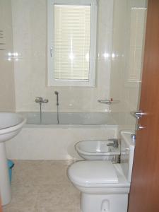 y baño con aseo, bañera y lavamanos. en Residence Pax en Fiumaretta di Ameglia