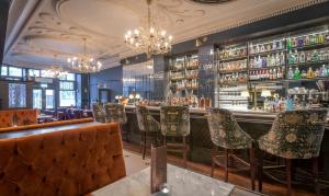 un bar in un ristorante con sedie e lampadari a braccio di The Fleet a Dublino