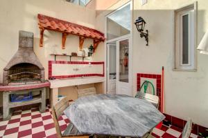 une salle à manger avec une table et une cheminée dans l'établissement Graça Terrace, à Lisbonne