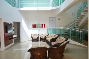 ein Wartezimmer mit Stühlen und einer Treppe in der Unterkunft Colônia de Férias SITRAEMFA in Peruíbe