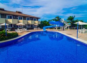 - une piscine avec toboggan dans un complexe dans l'établissement Camboa Hotel Paranaguá, à Paranaguá