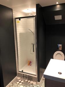 ストラスブールにあるMargueriteのガラスドア付きのシャワー付きのバスルーム
