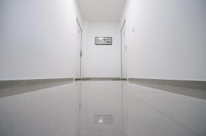 a room with a white wall and a blue floor at Paula&Matej Airport Zagreb in Selnica Šćitarjevska