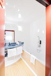 Vannituba majutusasutuses Novotel Suites Genève Aéroport