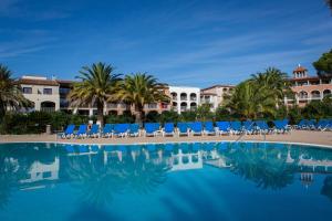 Bazén v ubytování SOWELL HOTELS Saint Tropez nebo v jeho okolí