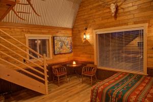 1 dormitorio con escalera en una cabaña de madera en K3 Guest Ranch, en Cody
