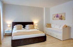 ein Schlafzimmer mit zwei Betten und zwei Nachttischen darin in der Unterkunft City Center apartments in Mostar