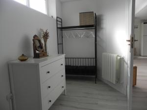 - une commode blanche dans une pièce avec un escalier dans l'établissement Apartamento turístico en Brunete, à Brunete