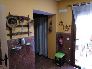 Una habitación con un pasillo con una puerta y una habitación con en Casa Rural La Santiaga, en Arroyo de la Luz