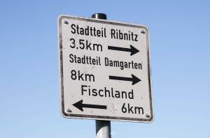 ein Straßenschild mit Pfeilen in verschiedene Richtungen in der Unterkunft K02 Fischerkaten FENJA max 3 Pers in Dorf Körkwitz