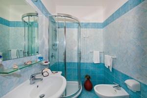 Um banheiro em Hotel Il Gabbiano