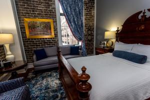 Cama ou camas em um quarto em East Bay Inn, Historic Inns of Savannah Collection