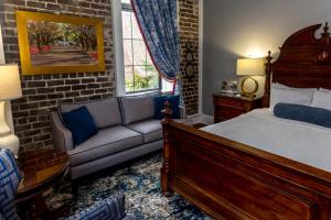 Cama ou camas em um quarto em East Bay Inn, Historic Inns of Savannah Collection