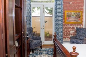 Uma área de estar em East Bay Inn, Historic Inns of Savannah Collection