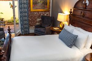 Cama ou camas em um quarto em East Bay Inn, Historic Inns of Savannah Collection