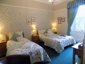 um quarto com 2 camas e uma janela em Glendale Guest House em Penrith