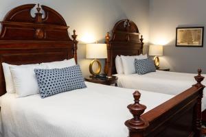 Cama ou camas em um quarto em East Bay Inn, Historic Inns of Savannah Collection