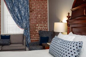 Cama ou camas em um quarto em East Bay Inn, Historic Inns of Savannah Collection