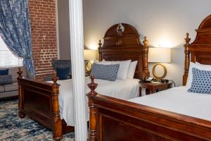 Cama ou camas em um quarto em East Bay Inn, Historic Inns of Savannah Collection