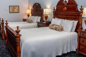 Cama ou camas em um quarto em East Bay Inn, Historic Inns of Savannah Collection