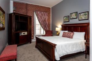Cama ou camas em um quarto em East Bay Inn, Historic Inns of Savannah Collection
