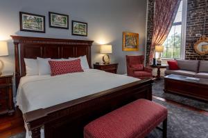Cama ou camas em um quarto em East Bay Inn, Historic Inns of Savannah Collection
