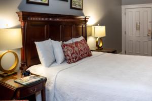 Cama ou camas em um quarto em East Bay Inn, Historic Inns of Savannah Collection