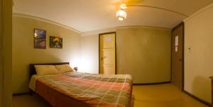 ein Schlafzimmer mit einem Bett in einem Zimmer in der Unterkunft La Querencia in Cuenca
