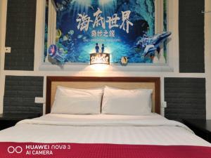 Dormitorio con cama con dosel en la pared en Mega Inn, en Kuching