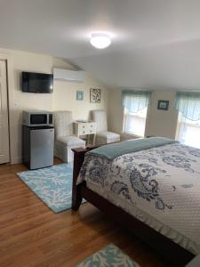 Μια τηλεόραση ή/και κέντρο ψυχαγωγίας στο The Tern Inn Bed & Breakfast and Cottages