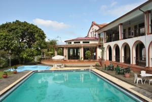 a swimming pool in front of a house at Hotel Gloria Coroico in Coroico