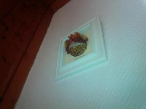 a picture of a pineapple hanging on a wall at appartement en duplex dans un chalet typique in Valloire