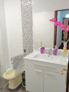 サラマンカにあるVuT EL GRECOのバスルーム(白い洗面台、トイレ付)