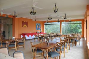 A restaurant or other place to eat at Hotel Gloria Coroico