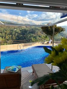 een uitzicht op een zwembad vanuit een huis bij Pedacinho de Mundo Douro in Passinhos de Cima