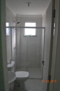 y baño con ducha, aseo y lavamanos. en Boulganville, en Bombinhas