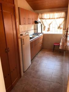 uma cozinha com um frigorífico branco e um fogão em Casa campestre Isabelita em Tibasosa