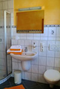 Fotografie z fotogalerie ubytování Wein- und Gästehaus Genetsch v destinaci Lieser + 47 fotografií