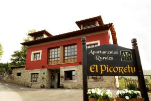 un edificio con una señal delante de él en Apartamentos El Picoretu, en Mestas de Con