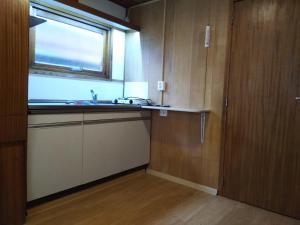 Two Rooms Rustic House - Self Check-In tesisinde mutfak veya mini mutfak