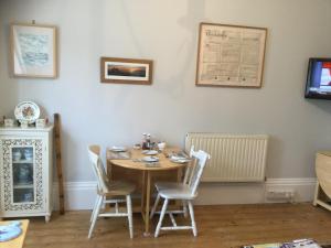 jadalnia ze stołem i krzesłami w obiekcie Cliftonville House w mieście Whitstable