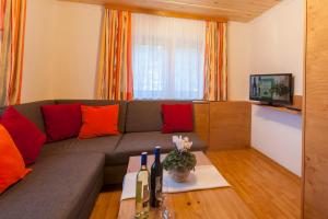 TV a/nebo společenská místnost v ubytování KENDLGUT Appartements am BioBauernhof inklusive unbegrenztem Eintritt in die Alpentherme