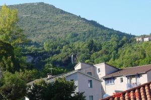 einen Berg in der Ferne mit Häusern und Bäumen in der Unterkunft Cascades Location in Creissels