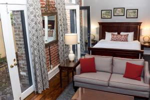 Cama ou camas em um quarto em East Bay Inn, Historic Inns of Savannah Collection