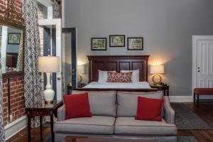 Cama ou camas em um quarto em East Bay Inn, Historic Inns of Savannah Collection